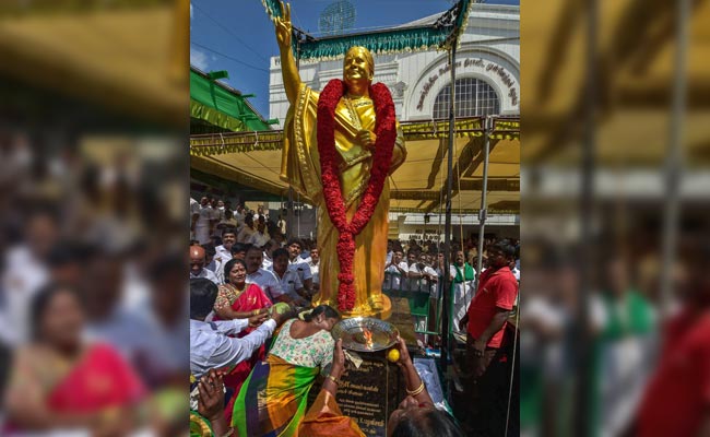 J Jayalalithaa Birth Anniversary: AIADMK Launches Tamil Daily, Unveils Her Statue J Jayalalithaa Birth Anniversary: AIADMK Launches Tamil Daily, Unveils Her Statue