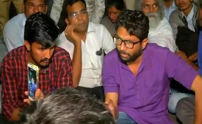 गुजरात  : दलित नेता भानुभाई वणकर का शव परिवार लेने को तैयार, कल जिग्नेश मेवानी को लिया गया था हिरासत में