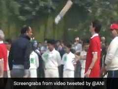 VIDEO: कनाडा के प्रधानमंत्री ने खेला क्रिकेट, हाथ में बल्ला लेकर उछालने लगे ऐसे