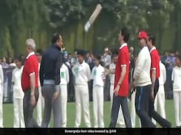 VIDEO: कनाडा के प्रधानमंत्री ने खेला क्रिकेट, हाथ में बल्ला लेकर उछालने लगे ऐसे VIDEO: कनाडा के प्रधानमंत्री ने खेला क्रिकेट, हाथ में बल्ला लेकर उछालने लगे ऐसे