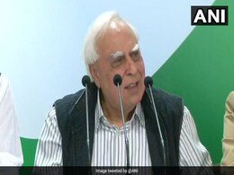 पीएनबी घोटाले पर कांग्रेस का पीएम मोदी पर निशाना- चौकीदार सो गया और चोर भाग गया पीएनबी घोटाले पर कांग्रेस का पीएम मोदी पर निशाना- चौकीदार सो गया और चोर भाग गया