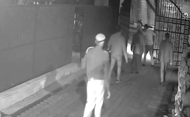 मुख्य सचिव पर हमला मामला: पुलिस ने AAP विधायक प्रकाश जरवाल को हिरासत में लिया
