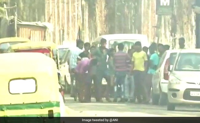 कोलकाता : एक्सीडेंट में दो छात्रों की मौत, गुस्साई भीड़ ने लगाई 2 बसों में आग