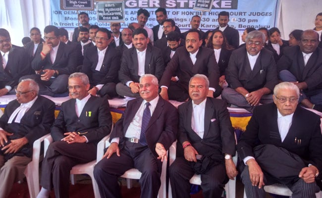 बेंगलुरु में धरने पर बैठे वकील, बोले- जजों की नियुक्तियां जल्द नहीं हुईं तो करेंगे हड़ताल
