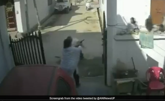 VIDEO: बाहर लोग कर रहे थे पति की पिटाई, पत्नी अंदर से ले आई गन और...