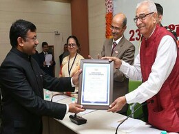 मध्य प्रदेश: वोटर लिस्ट में गड़बड़ी करने के आरोप में जिस DM को हटाया, उसे पिछले साल मिला था सम्मान मध्य प्रदेश: वोटर लिस्ट में गड़बड़ी करने के आरोप में जिस DM को हटाया, उसे पिछले साल मिला था सम्मान