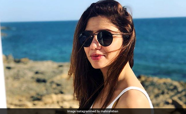 पाकिस्तानी एक्ट्रेस माहिरा खान की फोटो हुईं वायरल, Beach पर इस अंदाज में आईं नजर