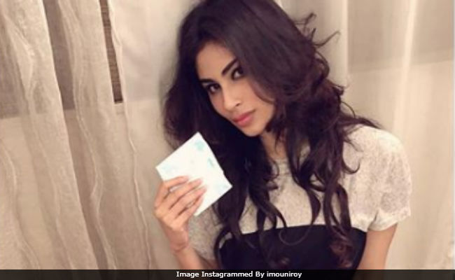 TV Stars Mouni Roy, Aashka Goradia Take '<i>PadMan</i> Challenge' Baton From Bollywood