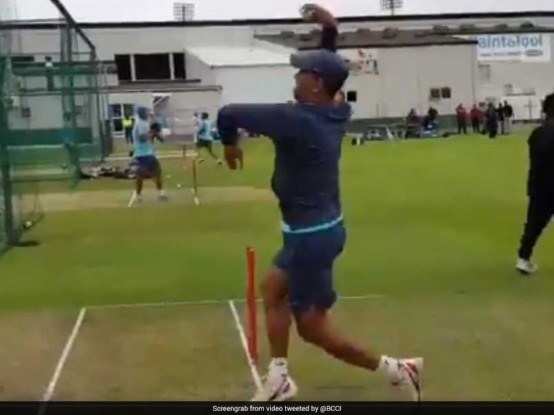 India vs South Africa: MS Dhoni Turns Leg-Spinner Ahead Of 5th ODI. Watch Video India vs South Africa: MS Dhoni Turns Leg-Spinner Ahead Of 5th ODI. Watch Video