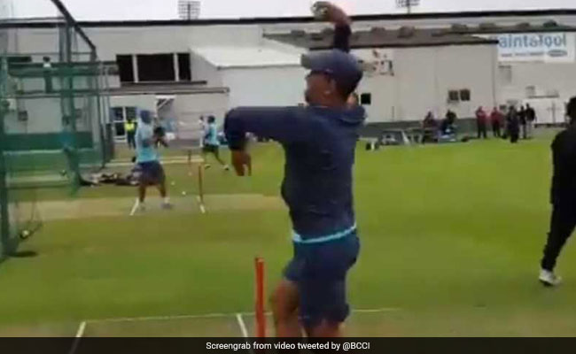 VIDEO: स्पिनर बने महेंद्र सिंह धोनी, लेग स्पिन कर बल्लेबाजों को किया हैरान