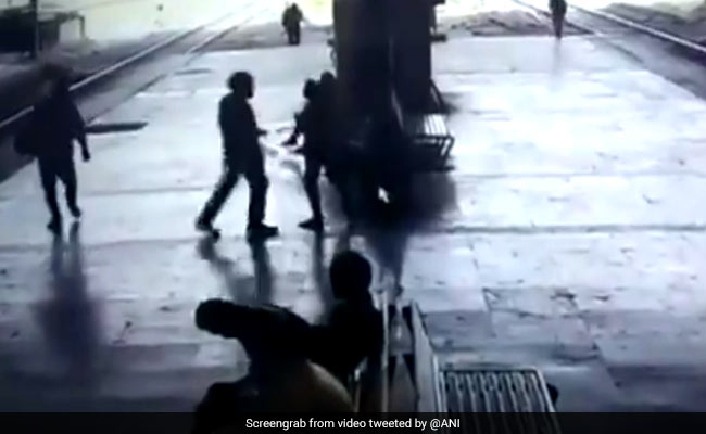 प्लेटफॉर्म पर सबके सामने सिरफिरा अधेड़ युवती को करने लगा जबरन किस, कैमरे में कैद वारदात