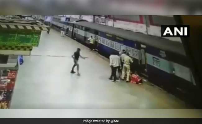 VIDEO: पैर फिसला और अचानक चलती ट्रेन के नीचे आ गई महिला, देखें फिर किया हुआ