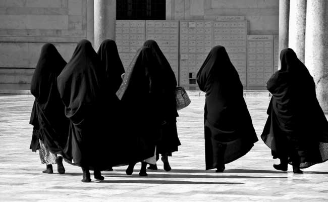 देवबंद का फतवा, कहा- मुस्लिम महिलाओं का गैर मर्दों से चूड़ी पहनना इस्लामिक नहीं