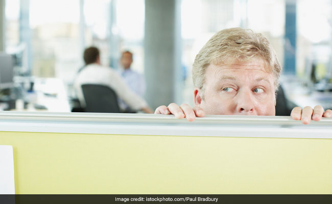 Report Coworkers Who Take Long Lunches, Waste Time, Oz Bureaucrats Told