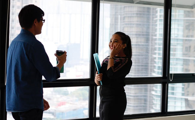 10 Dos And Don'ts If You Decide To Date A Colleague (Which You Shouldn't)