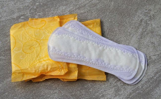 महामारी के बीच 17 साल की रवीना ने उठाया ग्रामीण इलाकों में सेनेटरी पैड को लेकर जागरूक करने का बीड़ा