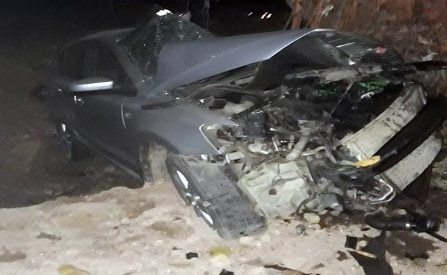 मुंबई से सटे पालघर में पेड़ से कार टकराई, कार में सवार 5 युवकों की मौत