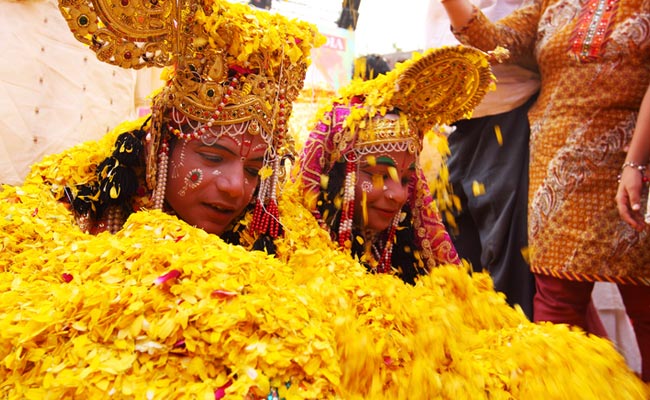 Phulera Dooj 2025: फुलेरा दूज कब है, क्या है इसका महत्व, जानिए तारीख, शुभ  मुहूर्त और पूजा विधि | Phulera Dooj 2025 Date Time Puja Vidhi Shubh Muhurat