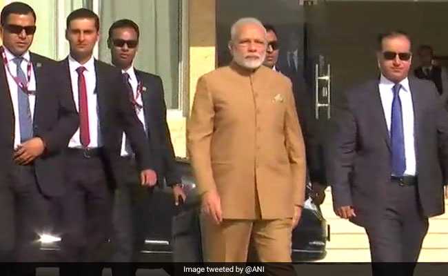 Bodyguards for Indian Prime Minister Narendra Modi run alongside his  News Photo - Getty Images