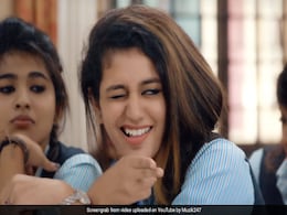 Valentine's Day 2018: 'अंखियों के तीर' के बाद 'नैनों की बंदूक' चला रहीं प्रिया प्रकाश, Video Viral Valentine's Day 2018: 'अंखियों के तीर' के बाद 'नैनों की बंदूक' चला रहीं प्रिया प्रकाश, Video Viral