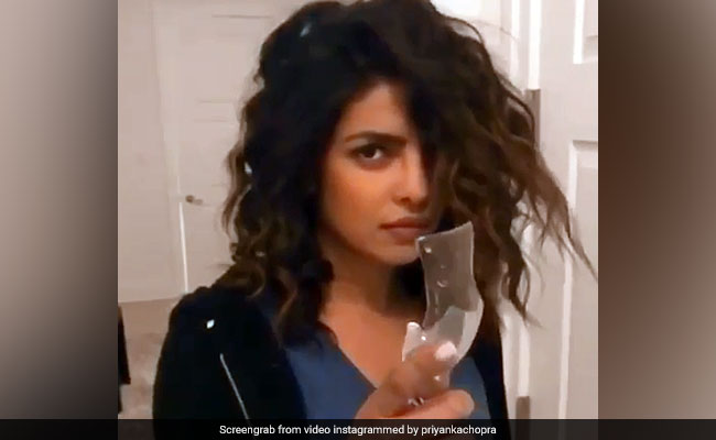 Priyanka Chopra को आया गुस्सा, अपने ही सिर पर दे मारा वाइन का गिलास, वीडियो हुआ Viral