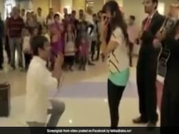 Happy Propose Day 2018: लड़के ने सरेआम किया लड़की को प्रपोज देखें फिर क्या हुआ Happy Propose Day 2018: लड़के ने सरेआम किया लड़की को प्रपोज देखें फिर क्या हुआ