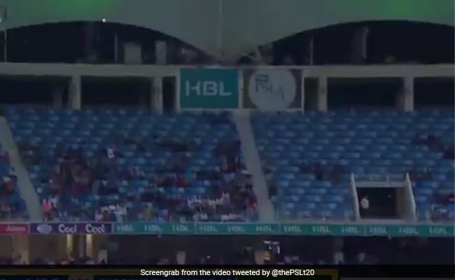 दर्शकों के लिए तरस रहा पाकिस्‍तान सुपर लीग, भारतीय फैंस ने इस अंदाज में ली चुटकी....