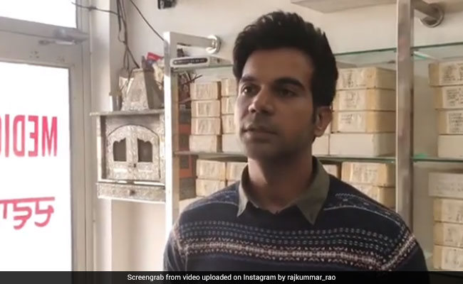 Raj Kummar Rao पहुंचे सैनिटरी नैपकिन खरीदने, Video में देखें दुकानदार से मिला कैसा रिएक्शन