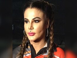 अपना असली नाम सुनकर रो पड़ीं राखी सावंत, बताई सर्जरी कराने की वजह अपना असली नाम सुनकर रो पड़ीं राखी सावंत, बताई सर्जरी कराने की वजह