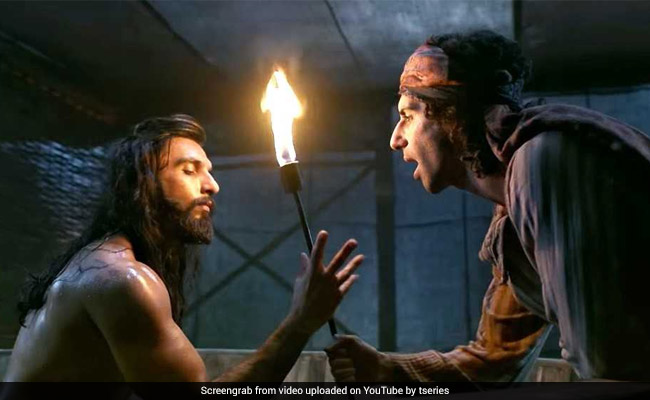 Padmaavat का 'बिंते दिल' हुआ रिलीज, देखें अलाउद्दीन खिलजी और मलिक काफूर की कैमिस्ट्री