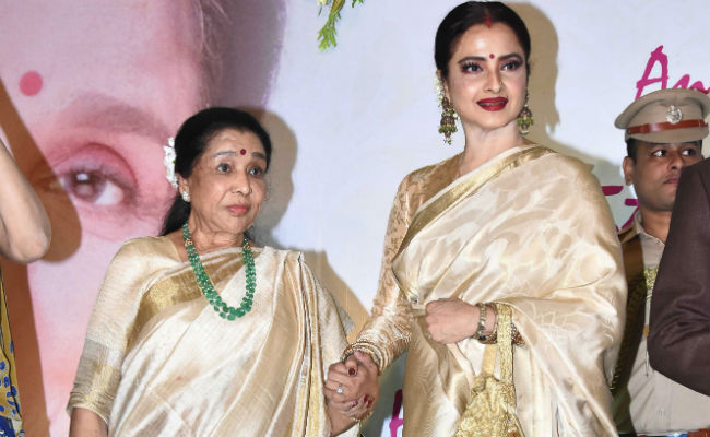 Asha Bhosle And Rekha Had An Emotional Moment At The Yash Chopra Memorial Award 2018