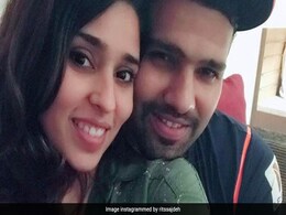 रोहित शर्मा ने दिया पत्नी को Valentines Day गिफ्ट, प्यार से बुलाया इस नाम से रोहित शर्मा ने दिया पत्नी को Valentines Day गिफ्ट, प्यार से बुलाया इस नाम से