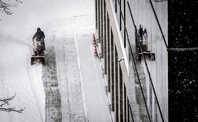 1 Dead As Record Snowfall Hits Moscow