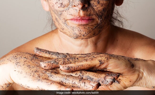 त्‍वचा पर आएगा नेचुरल न‍िखार, जब चेहरे पर लगाएंगे घर के बने स्‍क्रब, यूं करें 5 म‍िनट में तैयार