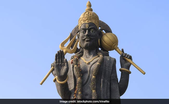 Shani Pradosh Vrat: आज है शनि प्रदोष व्रत, इस तरह करेंगे शनि देव की पूजा तो मान्यतानुसार मिलेगी कृपा 