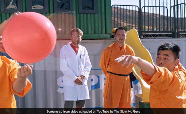 एक सुई से साधु ने कांच तोड़कर फोड़ा गुब्बारा, Slow Motion में देखें ये हैरतअंगेज वीडियो