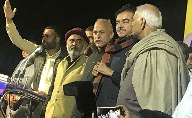 बाबुल सुप्रियो के बयान पर शत्रुघ्न सिन्हा का पलटवार, बोले- कौन हैं ये, मैं नहीं जानता