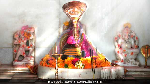 शिवलिंग पर चढ़ाए गए फल या मिठाइयों को भूलकर भी ना खाएं, जानिए आखिर क्यों भोलेनाथ पर चढ़े प्रसाद को ग्रहण करने की होती है मनाही