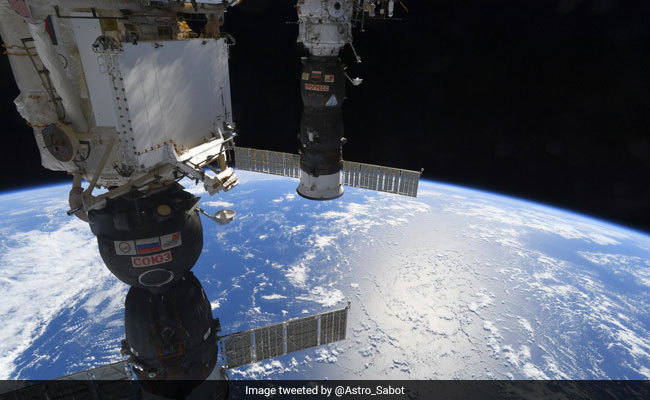 क्या इस तस्वीर में आप देख सकते हैं NASA के अंतरिक्ष यात्री के पैर? ट्विटर यूजर भी हुए कंफ्यूज