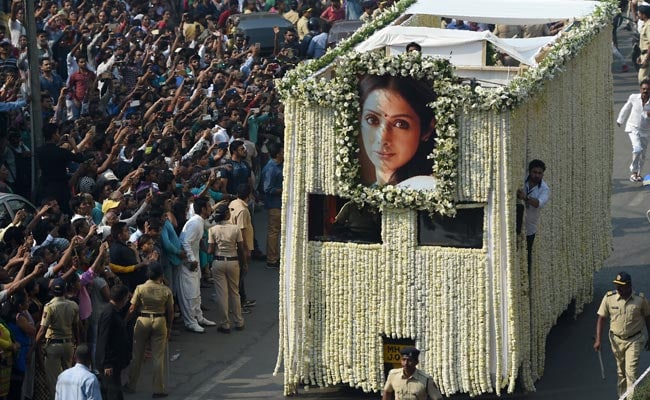 Sridevi Cremation Updates: Bollywood Icon Cremated With State Honours in Mumbai, Thousands Pay Last Respects