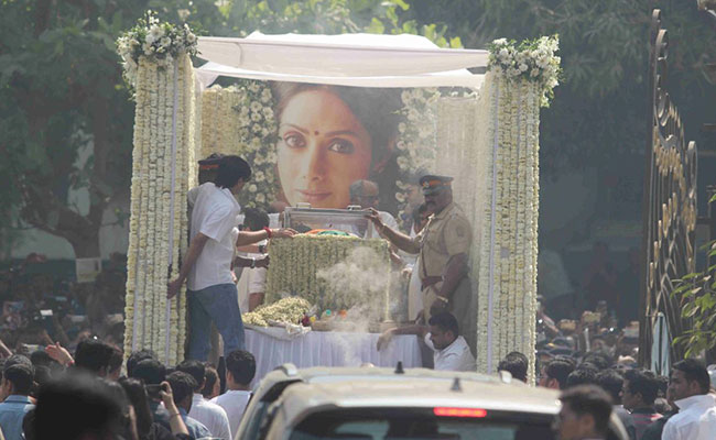 Sridevi के अंतिम संस्कार के बाद परिवार ने कहा- हमें दुख मनाने दें...