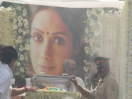 श्रीदेवी की अंतिम यात्रा: पिता का सहारा बने अर्जुन कपूर, तस्वीरों में देखें आखिरी सफर श्रीदेवी की अंतिम यात्रा: पिता का सहारा बने अर्जुन कपूर, तस्वीरों में देखें आखिरी सफर