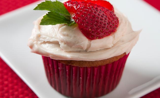 Watch: Instant Dessert Recipe Made With Chocolates And Strawberries&nbsp;