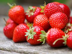 Strawberry Health Benefits: कपूर सिस्टर्स ने जमकर उठाया स्ट्रॉबेरी का मजा, आप भी जानें स्ट्रॉबेरी खाने के फायदे