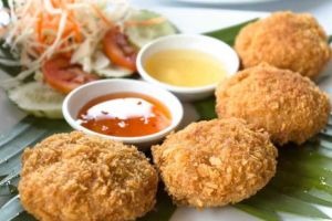 थाई फिश केक विद पाइनएप्पल चटनी Recipe