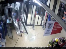 चोरों ने ATM से पैसे चुराने का निकाला नया तरीका, कार से अंदर घुसकर किया ऐसा चोरों ने ATM से पैसे चुराने का निकाला नया तरीका, कार से अंदर घुसकर किया ऐसा