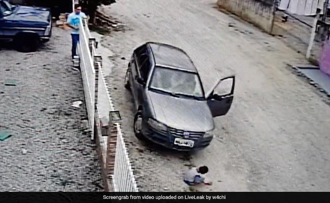 कार के नीचे अचानक आ गया बच्चा, CCTV में कैद हुआ ये खौफनाक हादसा