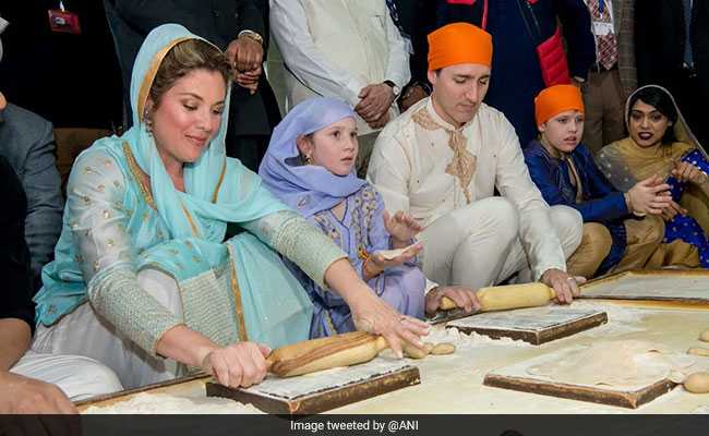 Justin Trudeau, Wife Do <i>Seva</i> At Golden Temple. Even Try To Make <i>Rotis</i>