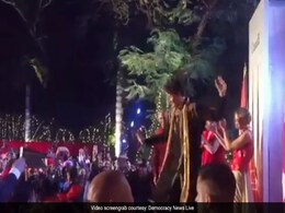 ढोल बजा तो स्टेज पर चढ़कर भांगड़ा करने लगे कनाडा के पीएम, देखें VIDEO ढोल बजा तो स्टेज पर चढ़कर भांगड़ा करने लगे कनाडा के पीएम, देखें VIDEO