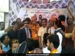 यूपी में बीजेपी विधायक के विवादित बोल - 'कानून बनने तक हिंदू भाइयों तुम्हें छूट है' यूपी में बीजेपी विधायक के विवादित बोल - 'कानून बनने तक हिंदू भाइयों तुम्हें छूट है'